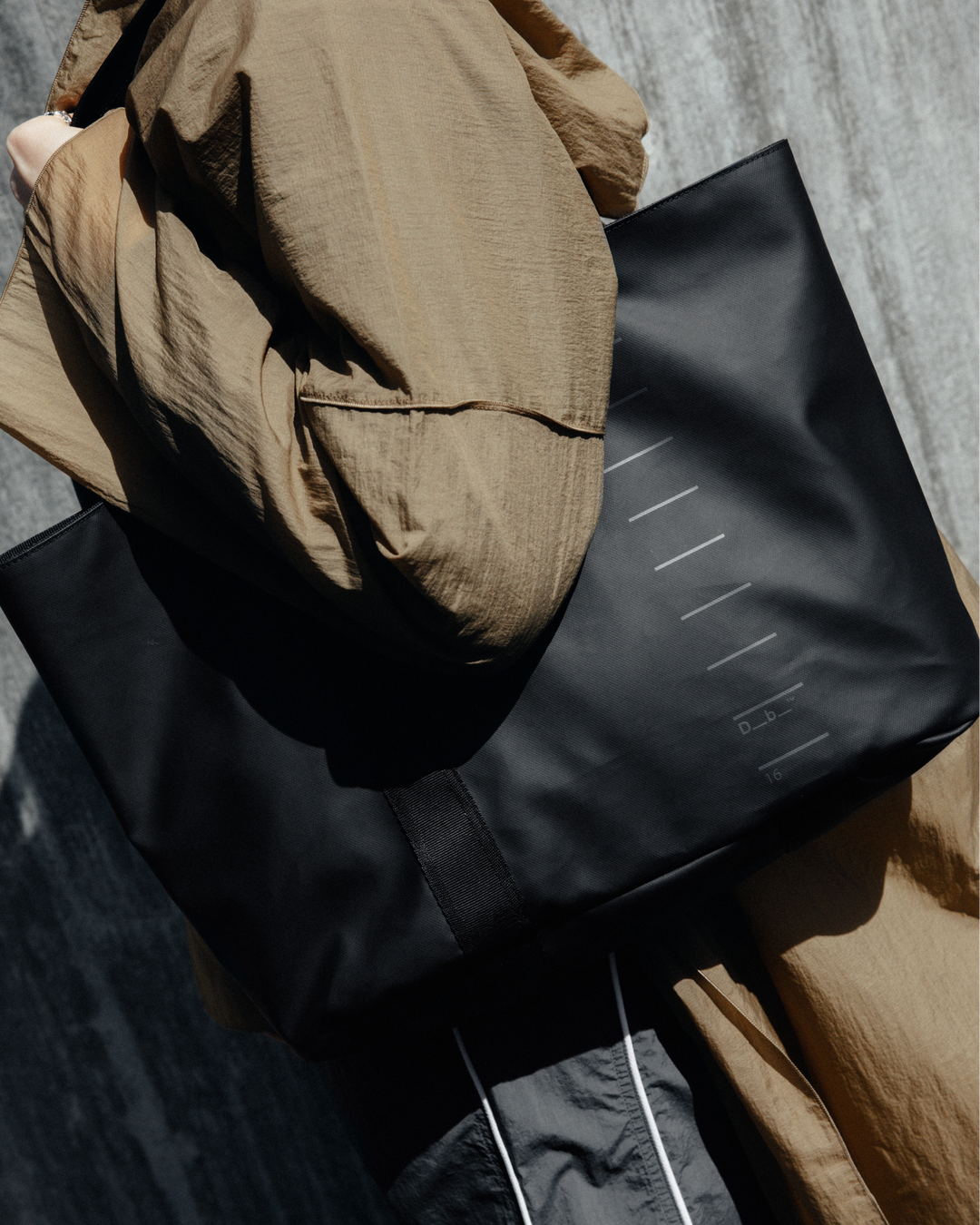 Essential Tote 16L Black Db-7.png