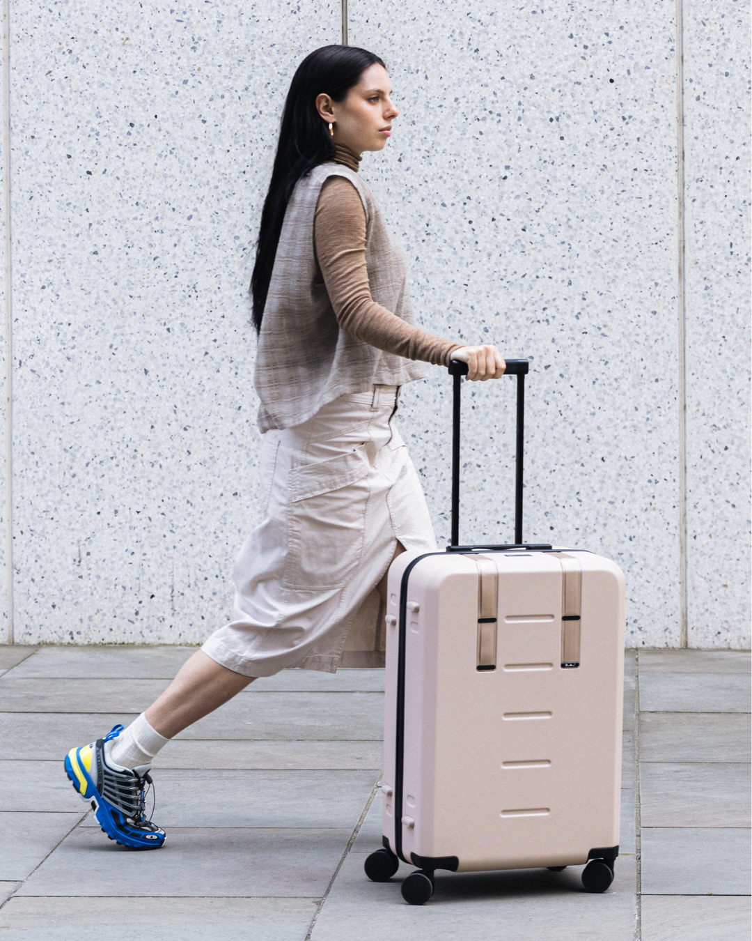 Ramverk Check-in  Luggage Medium Fogbow Beige-onperson.png