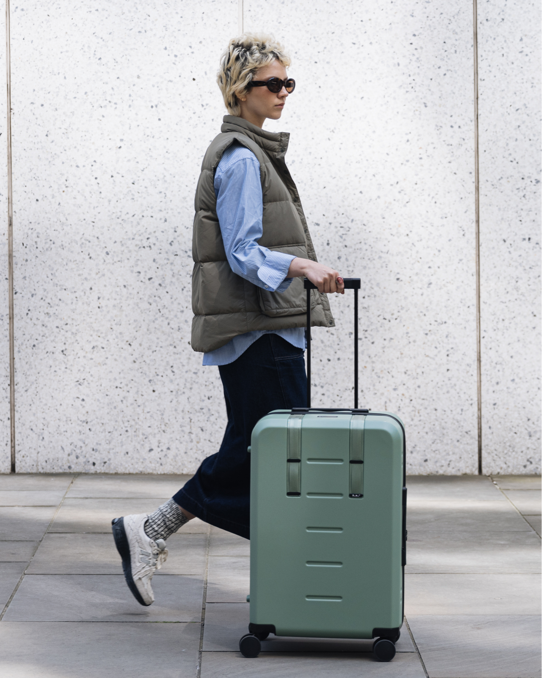 Ramverk Check-in  Luggage Medium Green Ray-onperson.png