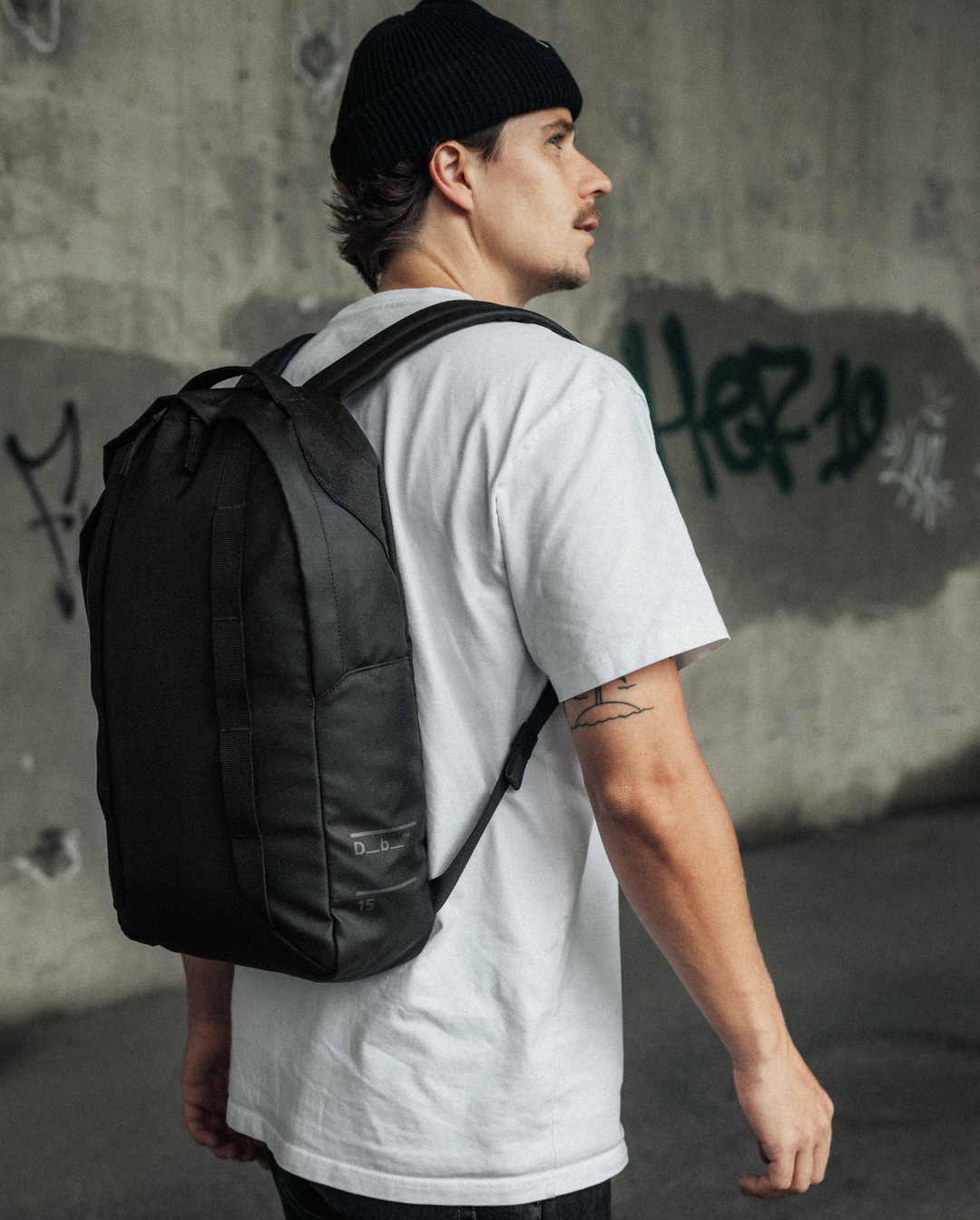 Skate Essential 15L Black Out on person.png