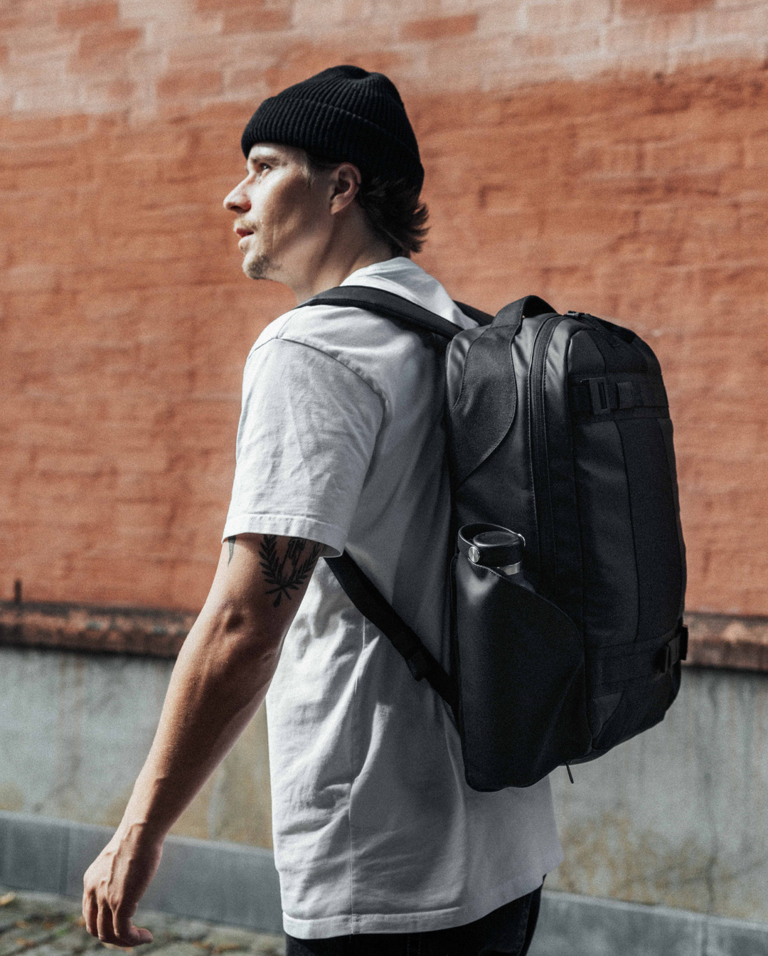 Skate Essential 20L Black Out01.png